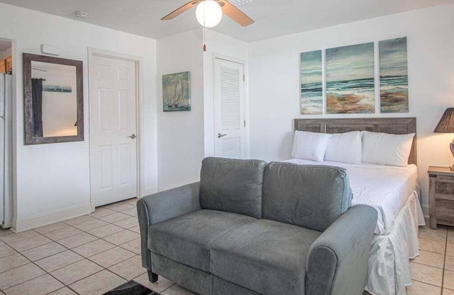 Cozy Oak Shores Studio Unit 25 in Biloxi - Perfect for a Fun Getaway!