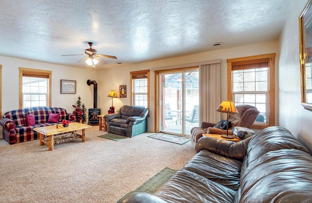 Cozy retreat close to Ponderosa State Park with golf course views