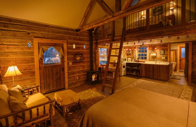Cozy, Rustic Cabins near Chico Hot Springs & only 35 mins to YELLOWSTONE PARK!!