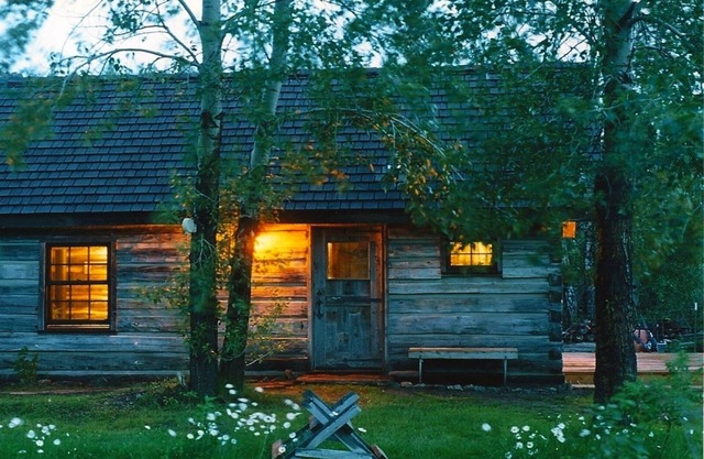Cozy, Rustic Cabins near Chico Hot Springs & only 35 mins to YELLOWSTONE PARK!!