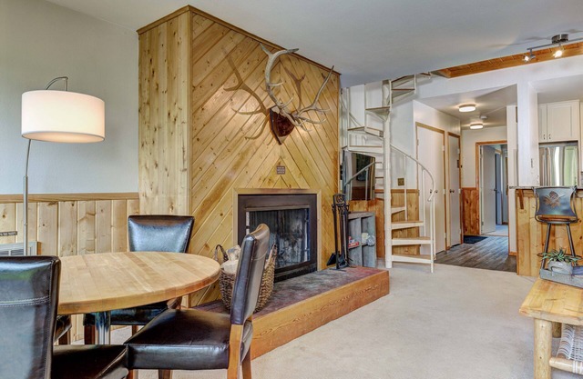 Cozy Slope-side Vacation Home Luxury Amenities, WiFi, Just Steps to the lifts!