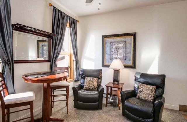 Cute flat in Downtown Bozeman w/high ceilings & great location - Smart and Sassy on Main Street!