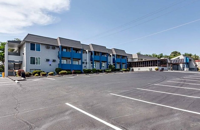 Days Inn & Suites by Wyndham Spokane