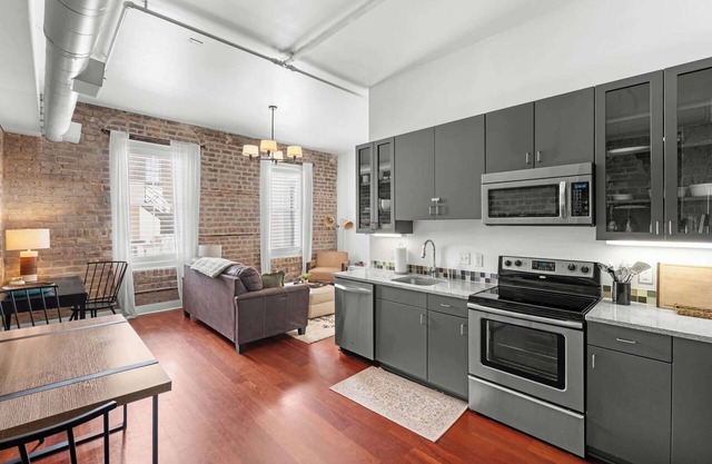 Downtown Loft- Steps away from Plant Riverside!