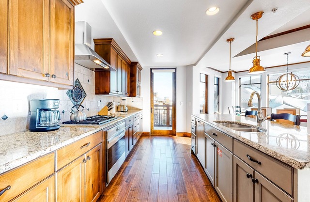 Dreamy ski-in/out retreat with pool & hot tub access, scenic balcony, jetted tub