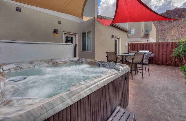DW7 Spacious Cowboy-Themed Condo near Arches National Park With Hot Tub!
