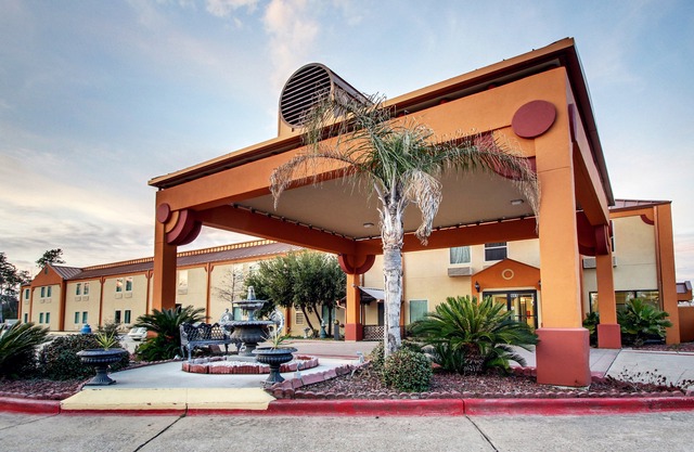 Econolodge Inn & Suites