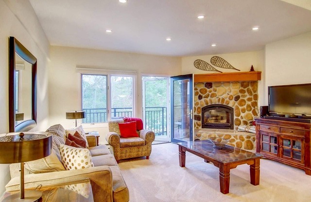 Epic Mountain Setting—100 Yds to Trails, Heated Pool, Hot Tub, Grill, Decks, W/D, Stunning Views!