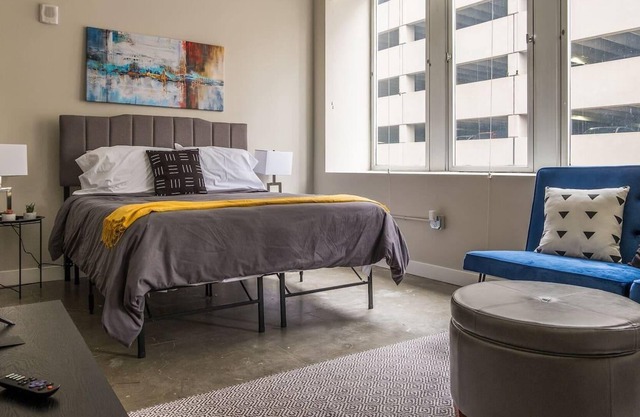 Frontdesk | Modern + Bright Studio Apt in Downtown