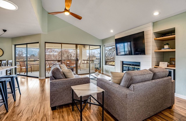 Fully renovated townhome with private hot tub, deck, shared pool, & fast WiFi