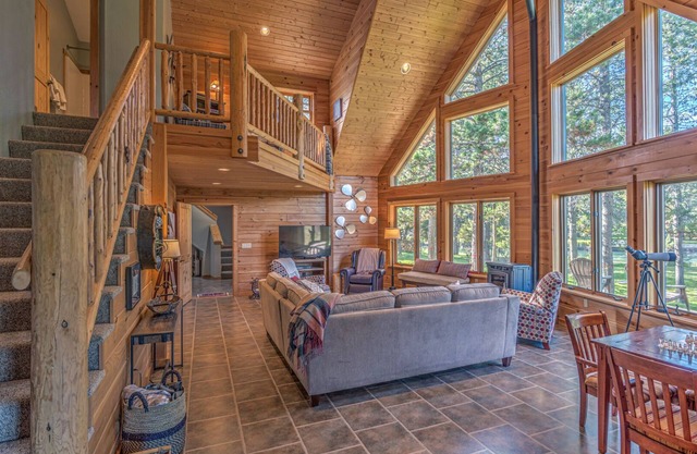 Gorgeous riverfront log cabin, air hockey, near boat launch, BBQ outdoor seating