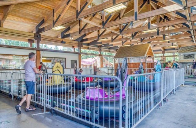 Great Dog-Friendly Sunriver Home w/Hot Tub, SHARC passes, WiFi, Wood Fireplace