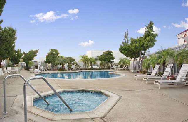 Great Find! Wonderful Unit Near Attractions, Pool, Parking