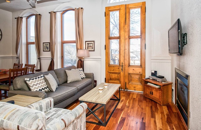 Historical home in Downtown Bozeman w/fireplace & views - Loft in the Rockies on Main Street!