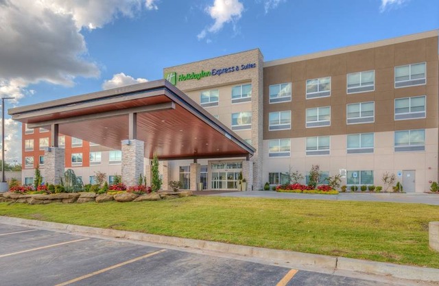 Holiday Inn Express & Suites Tulsa Midtown, an IHG Hotel