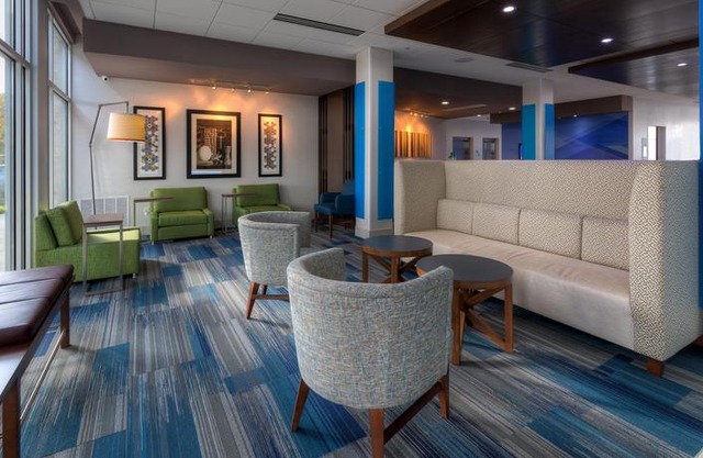 Holiday Inn Express & Suites Tulsa Midtown