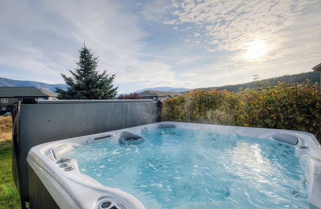 Home w/private hot tub & fireplace close to Town Center & Resort - Mountain to Meadow Ski Chalet