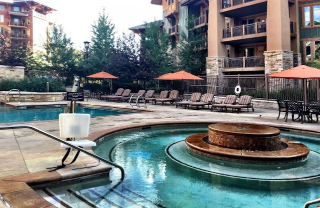 Ideally located ski-in/out suite with pool & hot tub access