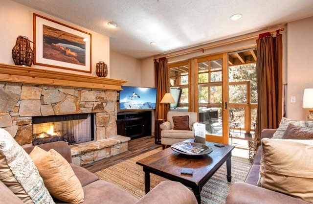KBM Resorts | Town Pointe | Spacious 1 level, Walk to Main & Town Lift, Private Hot Tub, Parking, Elevator Access, A/C! TPC-102c