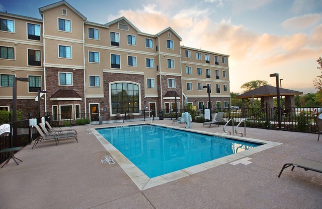 King Studio. Free Breakfast, Gym & Pool Access. Near Downtown Austin!