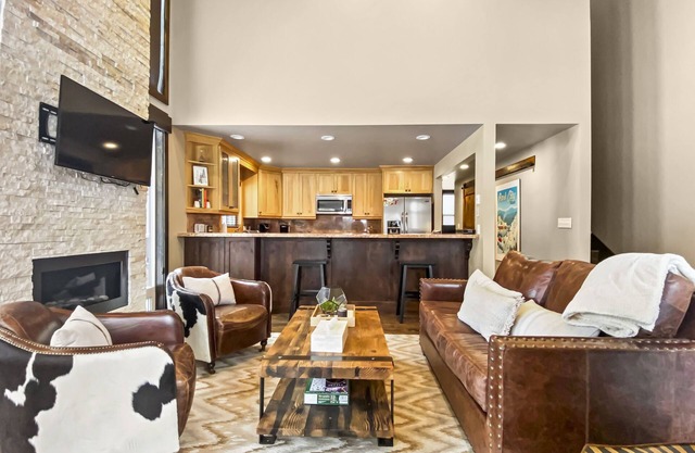 Kings Retreat! Walk to Ski Lifts-Year Round Pool and Hot Tub! Golf Course View!