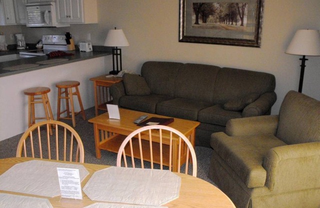 Lively 1BR Condo with Pool for Family Getaway Tanglwood Resort