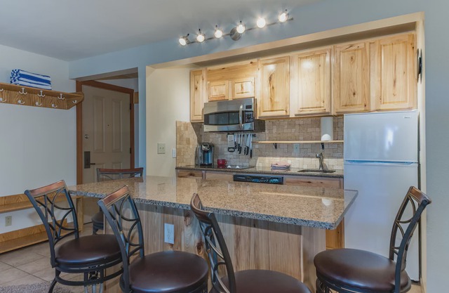 Lovely Second Floor Seventh Mountain Resort Condo DCCA#076