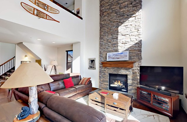Luxe retreat near the slopes and Main Street with private hot tub