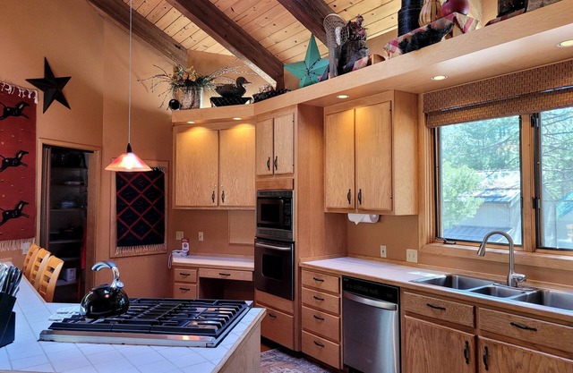 Meadows Hideaway with Hot Tub, A/C & Scenic Deck