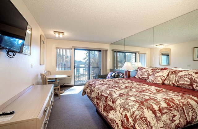 Minutes to Flathead Lake & walking distance to river - Marina Cay Bigfork Studio