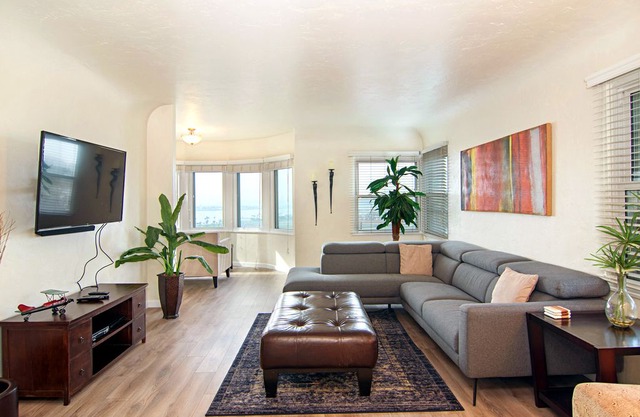 Mission Hills Penthouse w/ San Diego Marina View - 8 Minutes to Gaslamp & Zoo