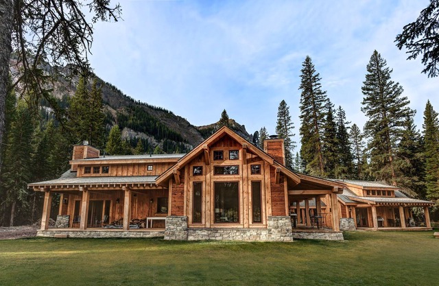 MTNLUX Refuge Creekside Sauna & Hot Tub
