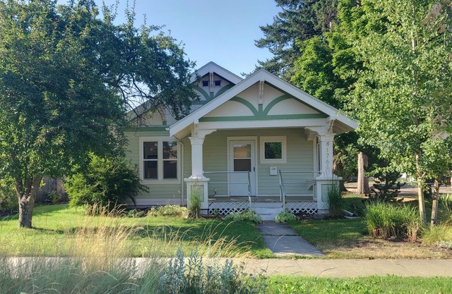 NEW- Charming, pet friendly 2 bedroom 1 bath 1930s bungalow in central Missoula.