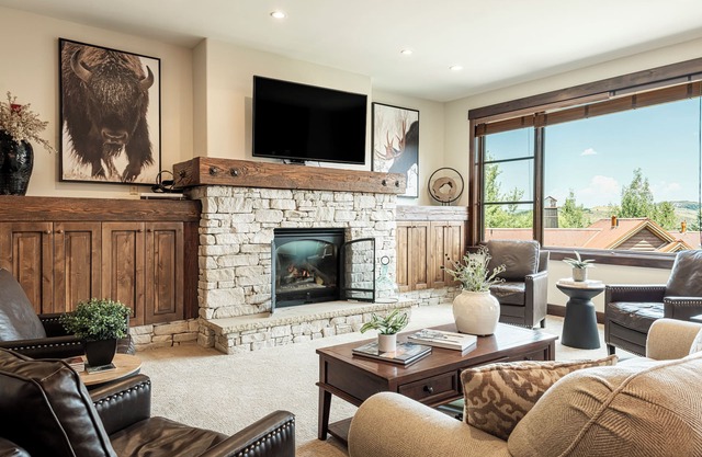 Park City Silver Star Community - Private Hot Tub, Club House & Year-Round Recreation! Ski In- Out !
