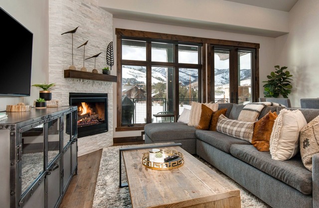 Prime Location, Community Amenities, Chef's kitchen + BBQ! Great Views!