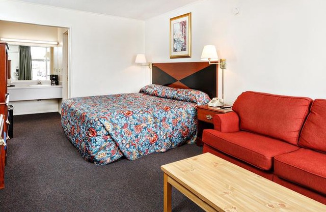 Red Carpet Inn - Louisville