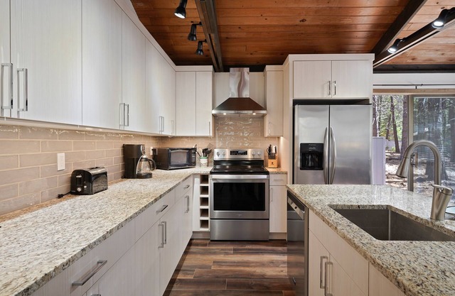Remodeled! Close to Village, SHARC Passes, Hot Tub, Bikes, Luxury Linens