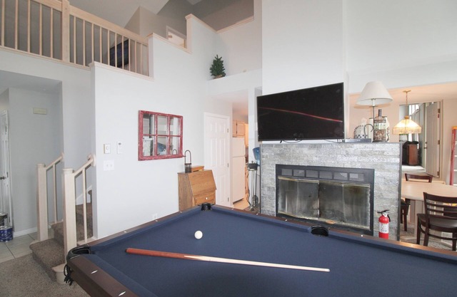 Renovated Townhouse, Walk to Slopes, Big Boulder Resort Access, Pool Table, Lake