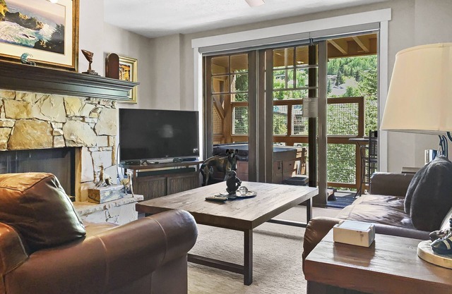 SkyRun Elegance on Main Street w/Private Hot Tub B202. Walk to Town Lift!