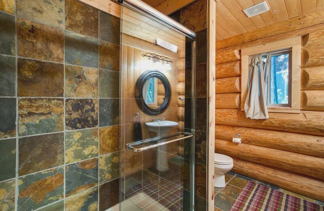 Snowline Cabin #33 - Log Cabin - Hot Tub - Wi-Fi