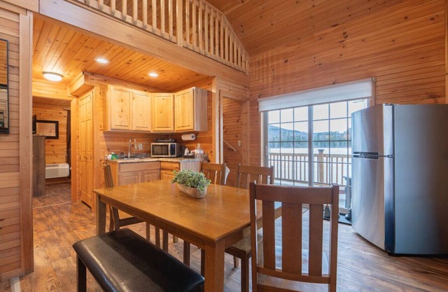 Spacious Couples Log Cabin White Mountains