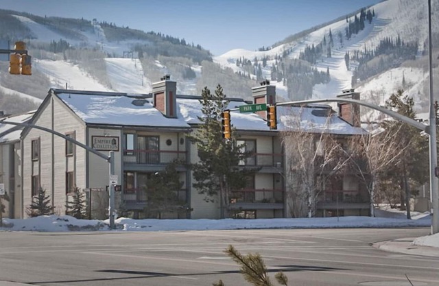 Steps from the lifts at Park City Mountain. Right on the shuttle line! Affordable and Cozy!