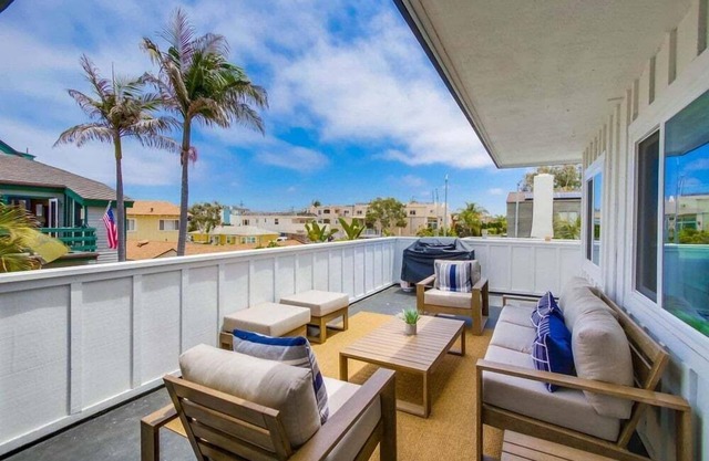 Steps to Ocean ☆ Sunny Top Level Unit ☆ Outdoor Deck