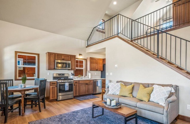The Pearl Of Pend Oreille - 1 Bedroom and Loft 2 Bath Parkside Bungalow