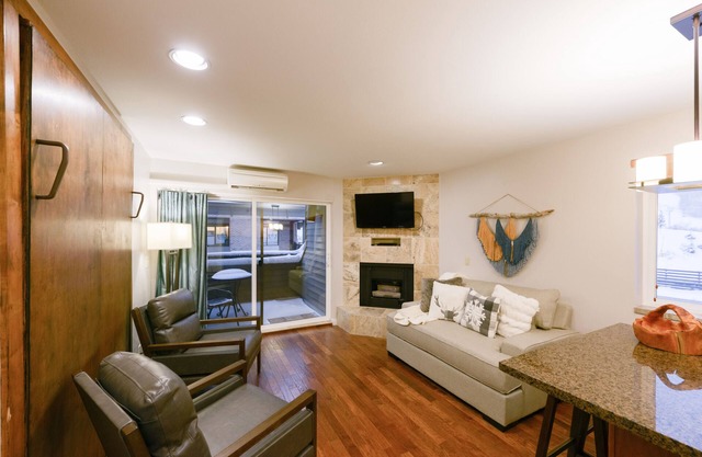 TRUE Ski-In/Ski-Out PARK CITY VACATION CONDO with MOUNTAIN VIEW!