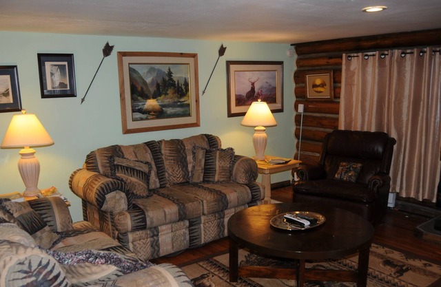 Two Bedroom Home, Sleeps Eight Just One Mile From Yellowstone's Main Entrance