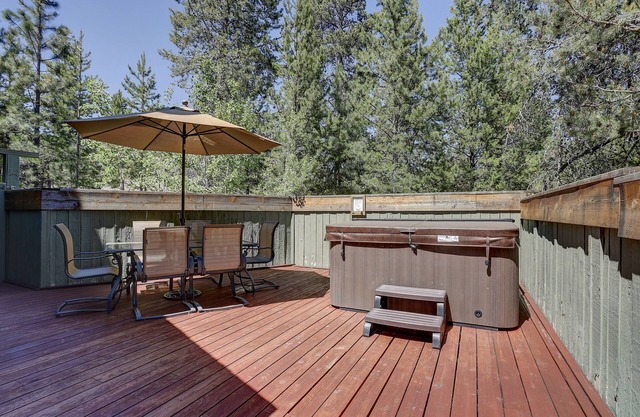 Updated, Fun Family Adventure, Hot Tub, SHARC Passes, Wood Fireplace