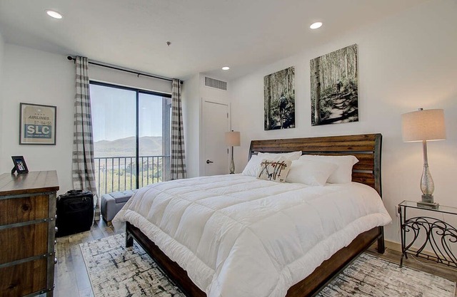 Updated Lakeview Condo Near Jordanelle- Available Early Spring and Memorial Day