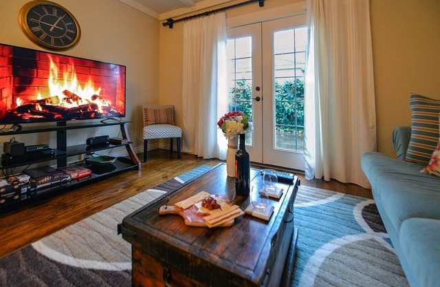 ViaLago Charming Mediterranean Villa with Sunny Courtyard in Downtown Coeur