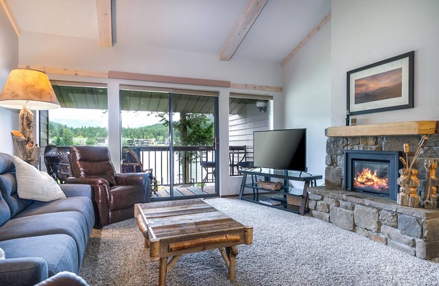 Waterfront condo w/fireplace, balcony & incredible views - Marina Cay Landing
